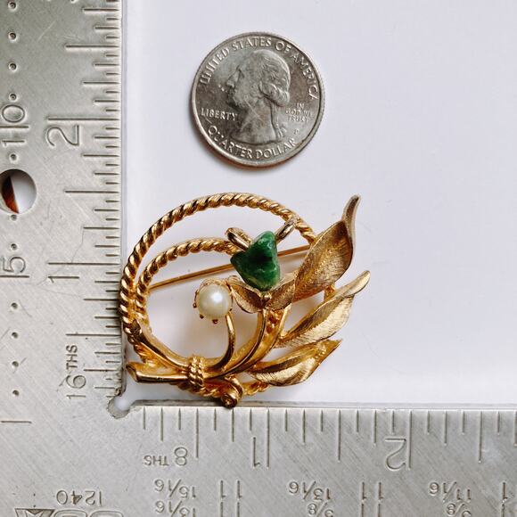 Vintage 50s Gold Tone Leaf Wreath Brooch Faux Pearl Green Stone Mid Century Pin - Picture 9 of 9